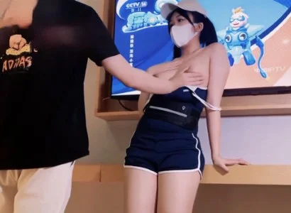 Người bán TV xinh đẹp may mắn gặp khách hàng