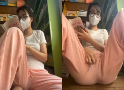 Con nhỏ vừa đọc sách vừa dí sextoy vào lồn
