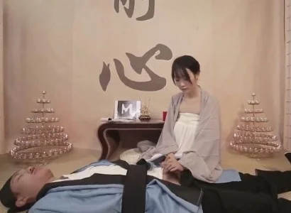 Người nữ tu quan tâm đến vị đạo sĩ bị thương