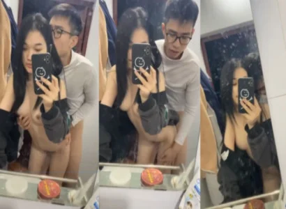 Đôi bạn trẻ đang quan hệ nhau trước gương