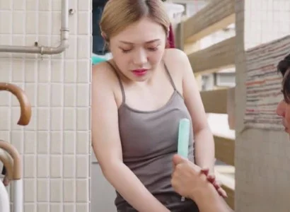 Vợ anh trai giúp vợ em sinh con