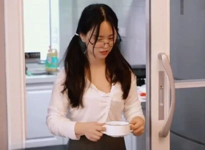 Cha dượng được người đàn ông trung niên chăm sóc