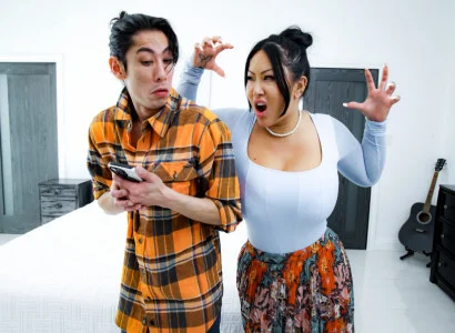 Con trai ấy làm cho mẹ kế xăm trổ hàng múp lên đỉnh